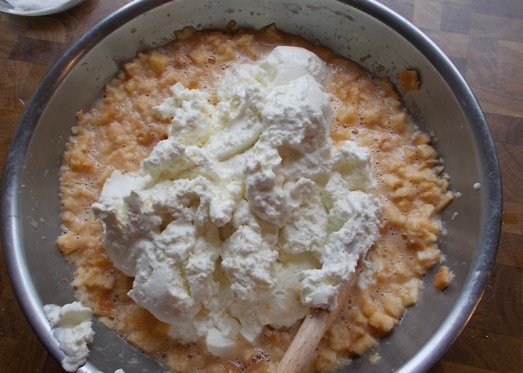 Den Magertopfen gut unterrühren.