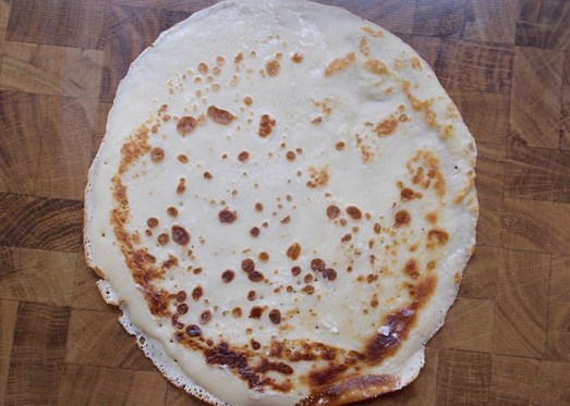 Für den Palatschinkenteig Eier aufschlagen und versprudeln, Milch beigeben, wieder versprudeln, dann Mehl und etwas Salz gut unterrühren. Der Teig soll nicht zu dick und nicht zu dünn werden. Palatschinken herausbacken.