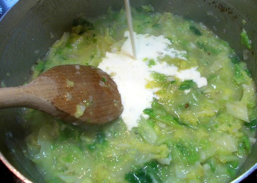 ... und Obers dazugeben. Mit Muskat, Salz und Pfeffer abschmecken, fertig.