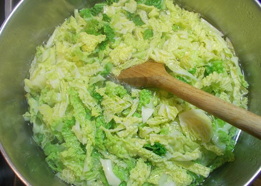 ... in kochendes, leicht gesalzenes Wasser geben und ...