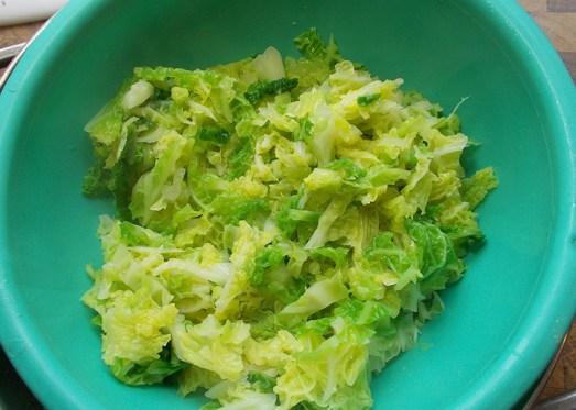 ... blanchieren (kurz aufkochen lassen und ein paar Minuten ziehen lassen). Abseihen.