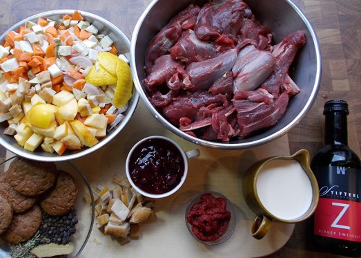 Zutaten: Rehfleisch (Schulter, Brust und Hals), Wurzelgemüse (würfelig geschnittene Karotten, Petersilie und Sellerie), klein geschnittenen Zwiebel, Bauchspeck, würfelig geschnittenen Apfel, Butterschmalz oder Öl, Zitronenschale, Lorbeerblätter, Wacholderbeeren, Pfefferkörner, Thymian, Salz, Pfeffer zum Abschmecken, Preiselbeeren, Tomatenmark, Obers, Lebkuchen und Rotwein. Zum Nachgießen etwas Bouillon.