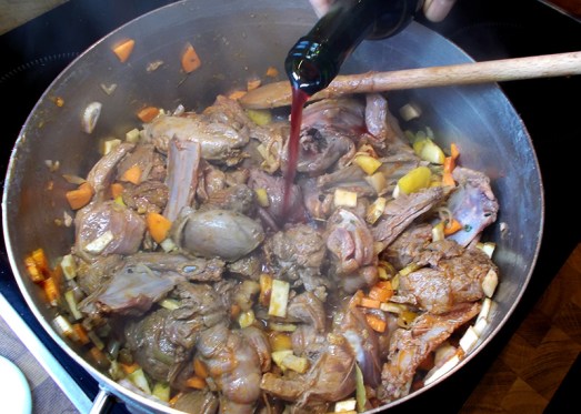 ... mit Rotwein aufgießen. 