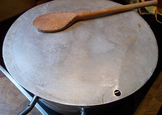 Zugedeckt auf kleiner Flamme dünsten lassen, bis das Fleisch weich ist (ca. eine Stunde).