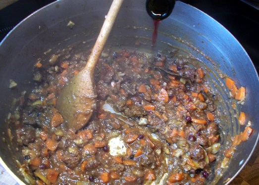 Die Flüssigkeit im Topf sollte durch die Lebkuchen eine leichte Bindung bekommen. Eventuell etwas Flüssigkeit nachgießen (Bouillon, noch etwas Rotwein). Ca. 10 Minuten köcheln lassen. 