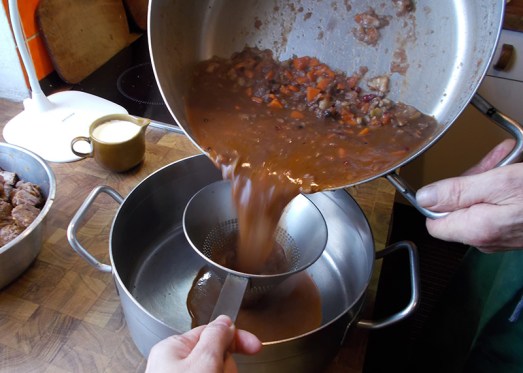 Durch ein Spitzsieb passieren.