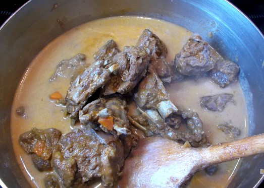 Das Fleisch wieder zur Sauce geben, abschmecken. 