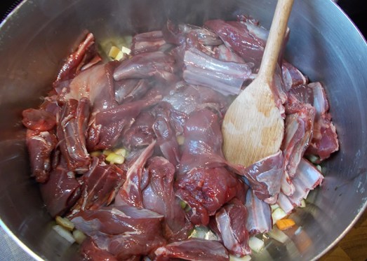 Rehfleisch vorbereiten (in grobe Würfel schneiden, Brust mit Knochen in kleine Stücke hacken) und ...