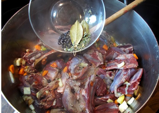 Tomatenmark und Gewürze (Zitronenschale, Lorbeerblatt, Wacholderbeere, Pfefferkörner und Thymian) unterrühren, durchrösten ...