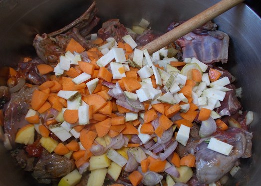 ... gemeinsam mit dem Wurzelgemüse, dem Apfel dem klein geschnittenen Bauchspeck in heißem Fett gut anrösten.