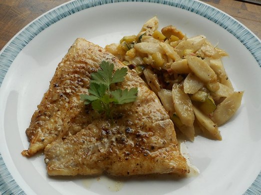 ... und das Spargel-Zucchini-Gemüse als Beilage servieren. Oder als vegetarische Hauptspeise, oder zu Nudeln ... Erlaubt ist, was schmeckt.