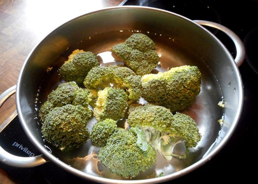 Brokkoli vierteln, in Salzwasser kurz kochen, in kaltem Wasser abschrecken und auf ein Blech oder in eine ofenfeste Form legen.