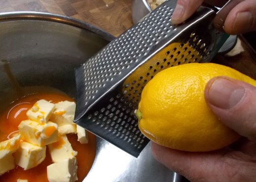 Butter mit vier Dottern und einem ganzen Ei flaumig rühren. Den Zitronenabrieb kann man schon hier dazugeben (oder später mit dem Topfen).