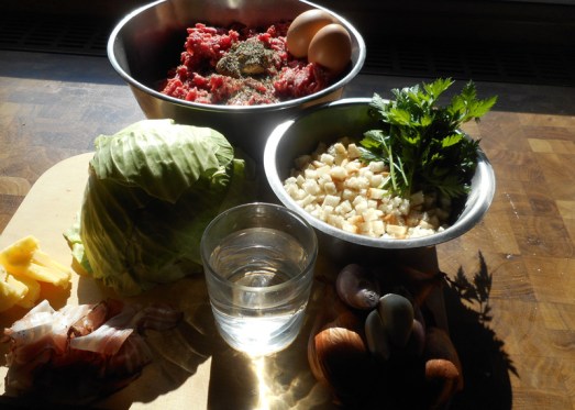 Zutaten: Weißkraut (oder Kohl), Faschiertes (gemischt), Schinkenspeck, Knödelbrot, Zwiebel, Eier, Senf, Salz, Kümmel, Pfeffer, Majoran, Muskat, Petersilie, etwas Wasser, selbstgemachtes Kartoffelpüree