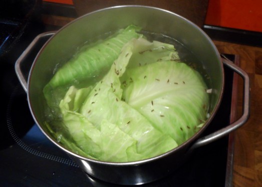 Die Krautblätter blanchieren, abschrecken und auskühlen lassen. 