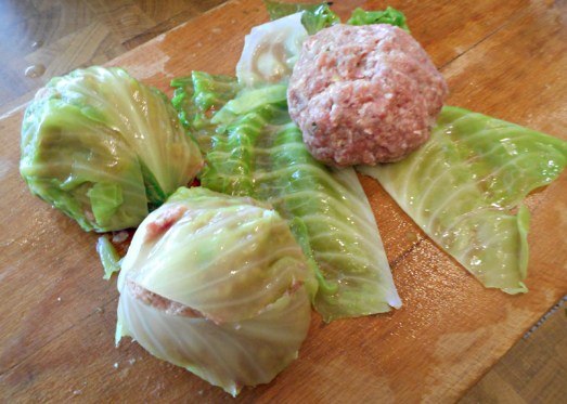 Die Krautblätter auflegen. Aus der Masse kleine Knödel formen, je einen in die Mitte eines Krautblattes legen und einwickeln. 