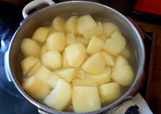 Die Kartoffeln schälen und in leicht gesalzenem Wasser kochen. 