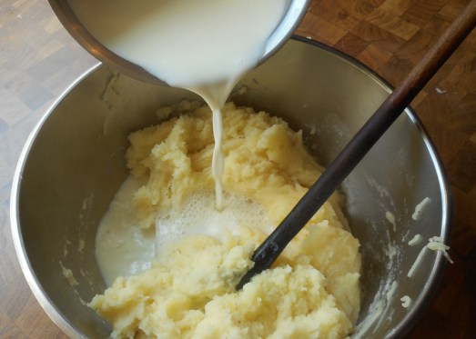 Nach und nach heiße Milch beigeben ...