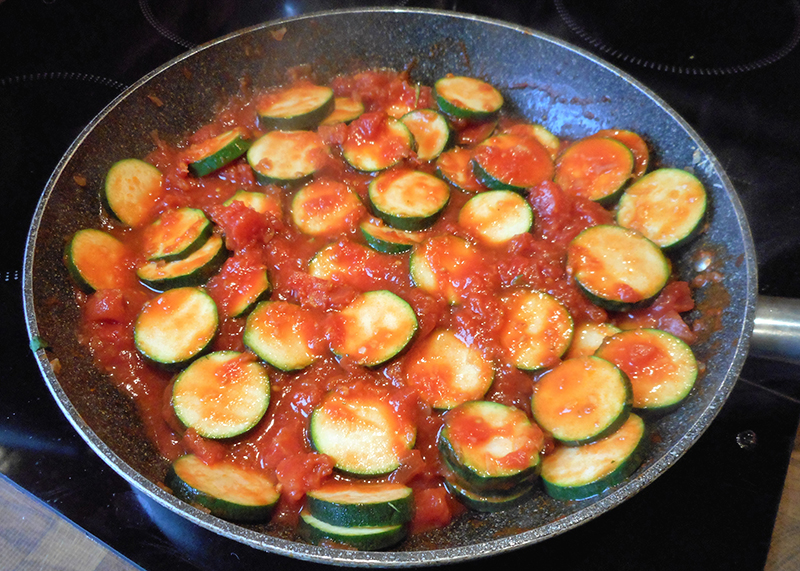 Bandnudeln mit Zucchini-Tomatengemüse | Herr Peschka kocht ...