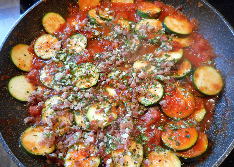 Bandnudeln mit Zucchini-Tomatengemüse | Herr Peschka kocht ...
