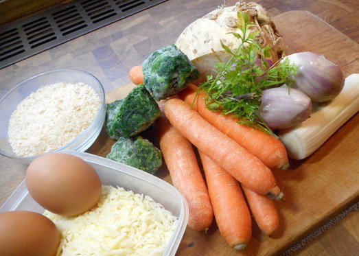 Zutaten: Wurzelgemüse (Sellerie, Karotten, Petersilwurzel), Blattspinat, Zwiebel, Knoblauch, Petersilie, Eier, Semmelbrösel, geriebener Käse (am besten ein würziger Hartkäse), Salz, Pfeffer, Muskat. Für die Panier brauchen wir Mehl, Eier und gehackte und geröstete Sonnenblumenkerne.