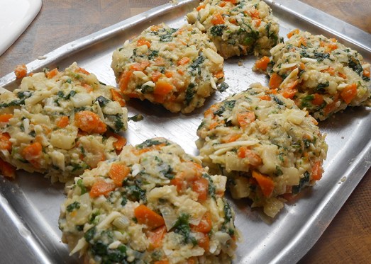 Aus der durchgekühlten Gemüsemasse kleine Laibchen formen