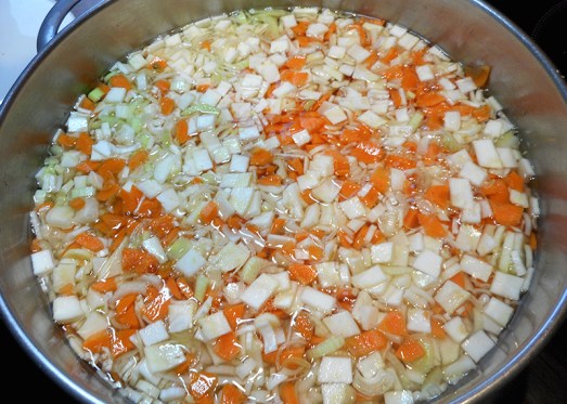 Das Wurzelgemüse kleinwürfelig schneiden und blanchieren. 