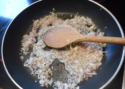 Zwiebel und Knoblauch hacken und leicht anrösten. 