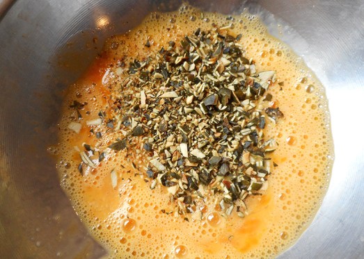 Ein Ei versprudeln und mit den gehackten und gerösteten Sonnenblumenkernen vermischen.