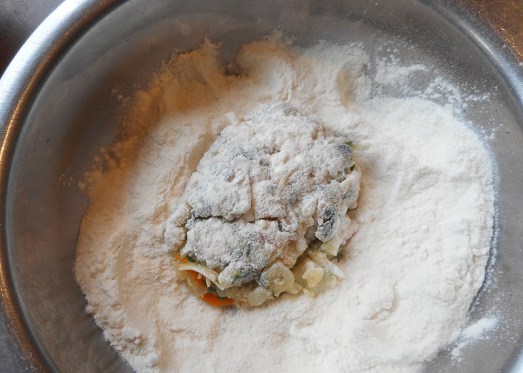 ... in Mehl wenden, und ...