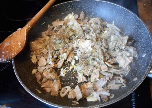 Würzen mit Majoran, Pfeffer und Salz, gehackte Petersilie untermischen.