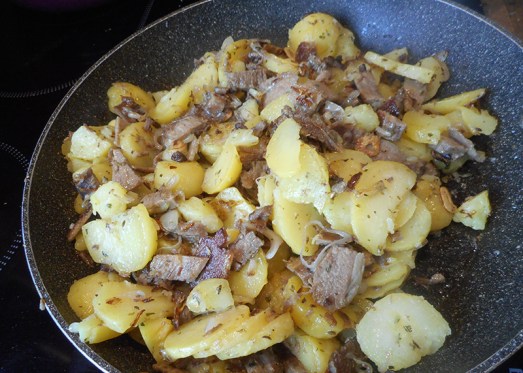Dann dürfen auch die Kartoffeln in die Pfanne - langsam mitrösten. 