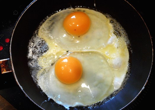 In einer zweiten Pfanne Spiegeleier zubereiten.