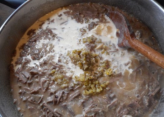 das Beuschelgewürz dazugeben. 