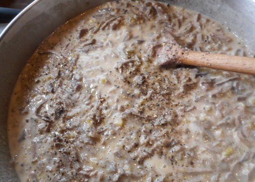 Wieder gut durchrühren, mit Salz und Pfeffer abschmecken. 