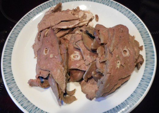 Die Innereien kochen - oft bekommt man sie schon gekocht und geschnitten beim Fleischhacker. Wenn man sie selber kocht, gut eineinhalb Stunden mit etwas Essig und Salz, einem Lorbeerblatt und einer Zwiebel (halbiert und ungeschält) zugedeckt kochen lassen. Gut auskühlen lassen. 