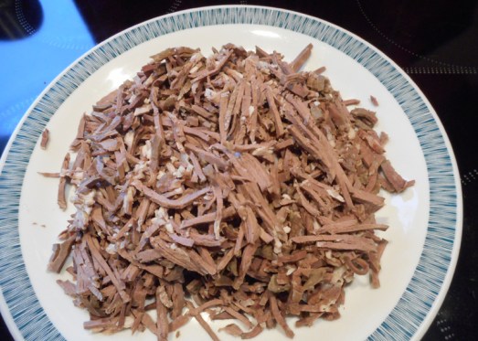 Dann nudelig schneiden.