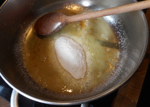 Eine Einbrenn zubereiten: Butterschmalz zergehen lassen, etwas Zucker einstreuen, das Mehl ...